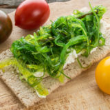 Wakame Algen auf Ricotta und Knäckebrot