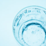 Nahaufnahme Mineralwasser im Glas