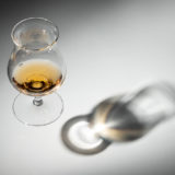 Glas Whisky schwebend