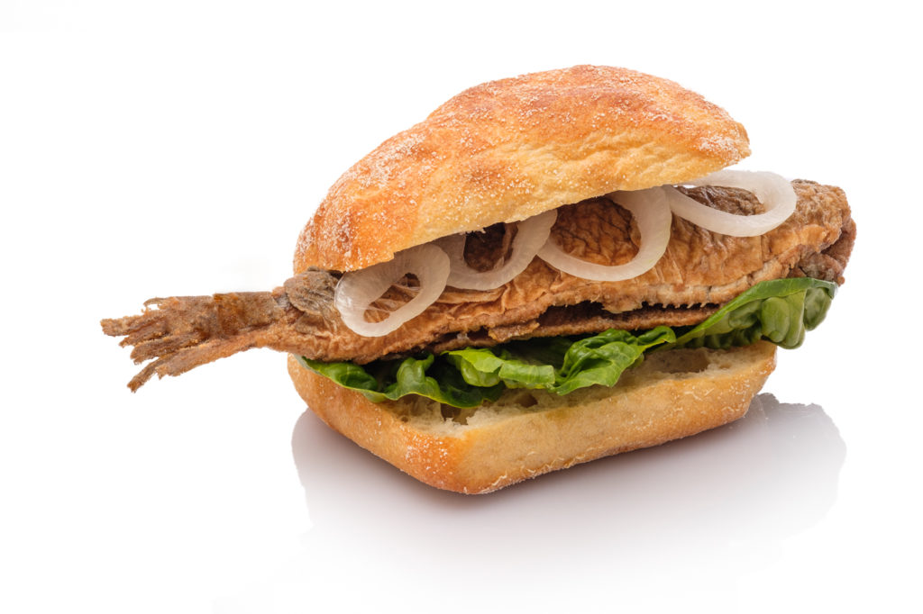 Sandwich mit Brathering Zwiebeln und Blattsalat