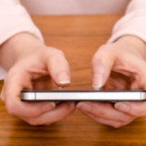 Zwei Hände und Smartphone